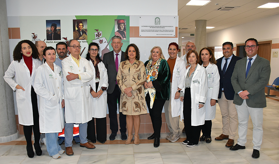 La consejera de Salud, en el centro, junto con autoridades y profesionales, durante el acto de inauguración de la ampliación del centro de salud de Palos de la Frontera.