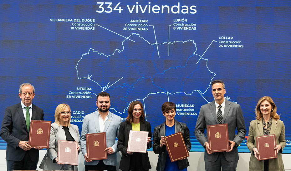 La consejera Rocío Díaz, junto a la ministra Isabel Rodríguez y el resto de autoridades, tras la firma de un convenio para la construcción de viviendas en siete provincias andaluzas.