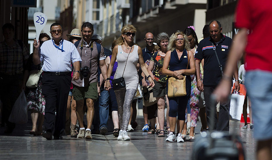 Imagen de un guía atendiendo a un grupo de turistas