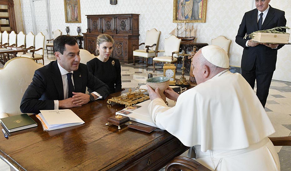El presidente andaluz y su mujer conversan con el Santo Padre.