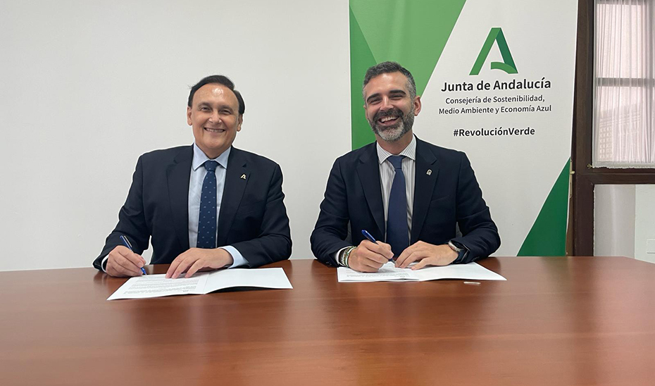 El consejero de Sostenibilidad, Ramón Fernández-Pacheco, y el de Universidad, José Carlos Gómez Villamandos, durante el acto de firma del protocolo. 