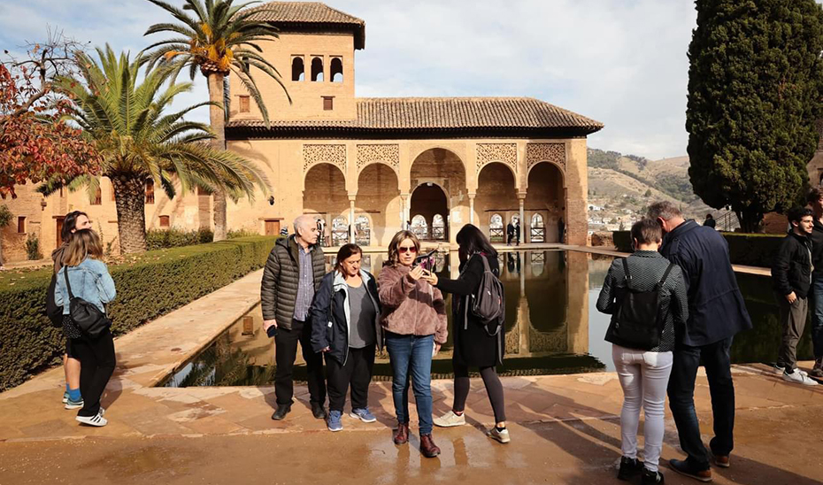 
			      Turistas en el conjunto de la Alhambra y el Generalife (Granada).			    
			  