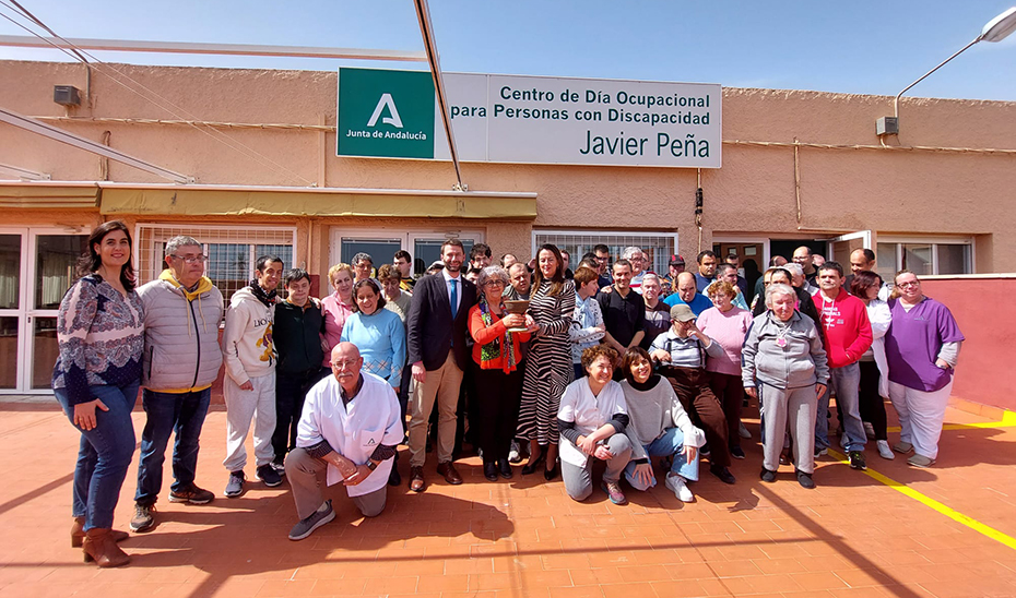Foto de familia del Centro de Día Ocupacional para Personas con Discapacidad Javier Peña.