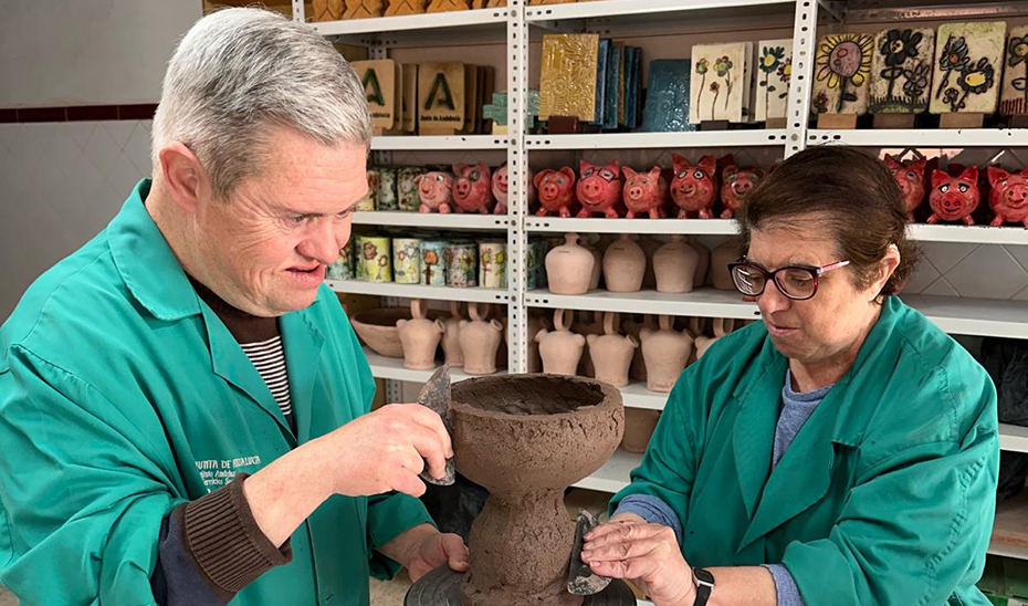 Dos de los integrantes del centro Javier Peña, durante la elaboración del cáliz.