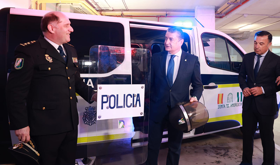 
			      El consejero de la Presidencia, Antonio Sanz, durante la supervisión de los nuevos furgones policiales que serán utilizados por el Grupo Operativ...
			  