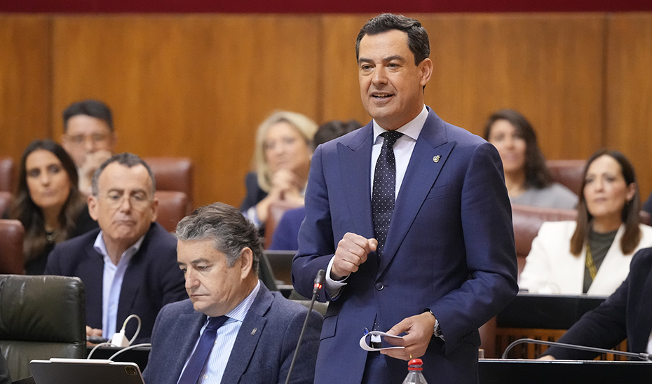 El presidente de la Junta, Juanma Moreno, interviene durante la sesión de control del Parlamento andaluz.
