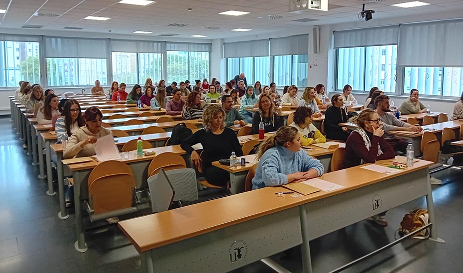 Opositores en un aula.