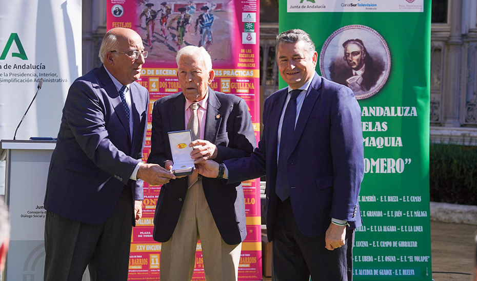 Antonio Sanz en la entrega del galardón al Baezano de la escuela taurina, Francisco Moreno