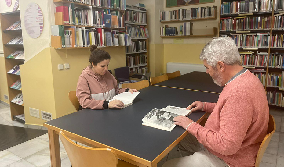 Dos usuarios en el Centro de Documentación María Zambrano, ubicado en la calle Alfonso XII, 52, de Sevilla.