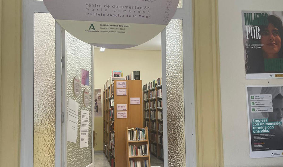 Puerta de acceso al  Centro de Documentación María Zambrano.
