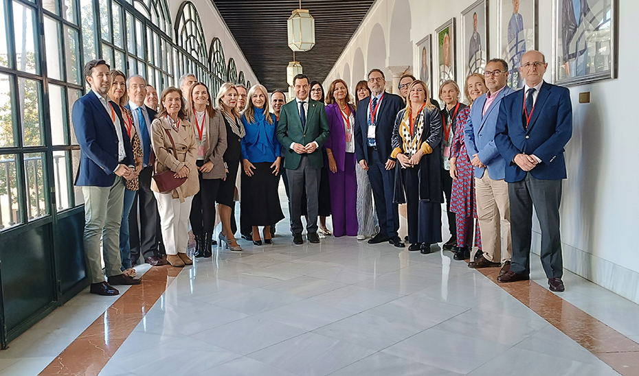 El presidente andaluz, Juanma Moreno, junto a la consejera de Desarrollo Educativo, Patricia del Pozo, y los integrantes de la Mesa del Primer Ciclo de Educación Infantil.