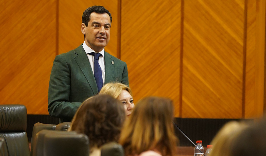 Juanma Moreno responde a una pregunta en el Parlamento.