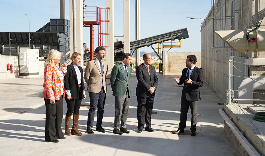 El presidente de la Junta, Juanma Moreno, acompañado del resto de autoridades, durante su recorrido por la nueva planta de compostaje.