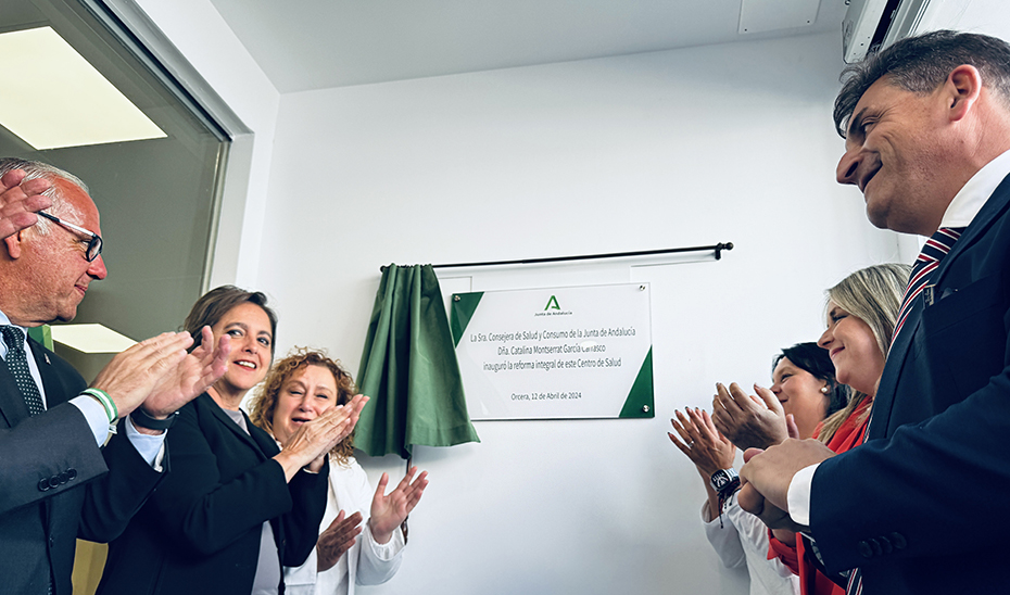 La conejera de Salud, acompañada del resto de autoridades y profesionales del centro de salud de Orcera, durante el acto de inauguración.
