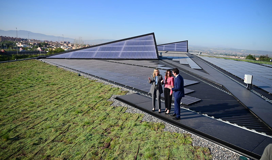 La consejera de Fometo, Rocío Díaz, en la cubierta vegetal del recinto de talleres y cocheras del Metro de Granada, que incluye una superficie ajardinada y placas fotovoltaicas.