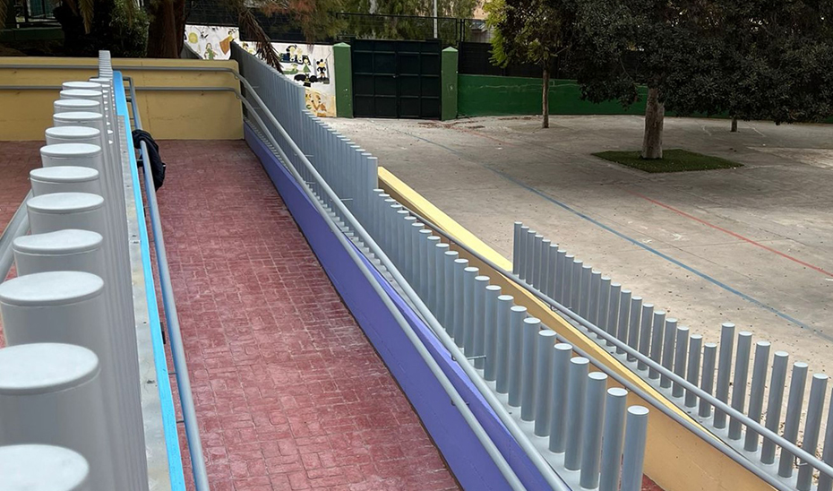 Instalación de una rampa de acceso en el colegio Miguel de Cervantes de Marbella, en Málaga.
