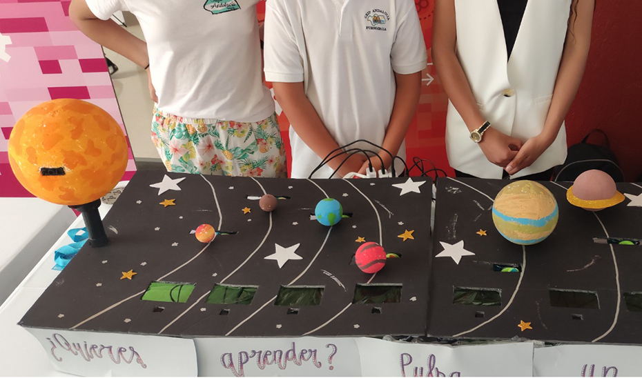 
			      Grupo de escolares que participan en el ámbito STEAM de Investigación Aeroespacial.			    
			  