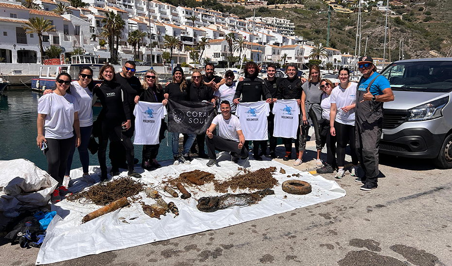 
			      Los buzos voluntarios que han participado en la recogida de basuras en la Punta de la Mona, en Granada, junto a los residuos retirados del fondo ...
			  