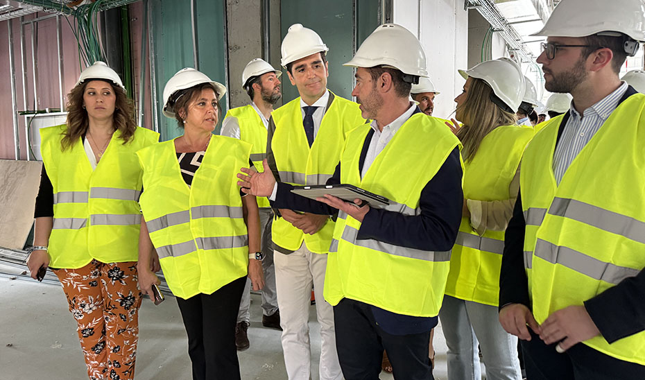 La consejera de Salud y Consumo, Catalina García, durante la visita técnica a las obras del centro de salud de Alcalá la Real (Jaén).