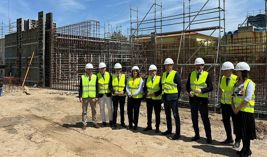 
			      La consejera Carmen Crespo, junto a otros participantes en la visita técnica a la EDAR de Pozoblanco.			    
			  