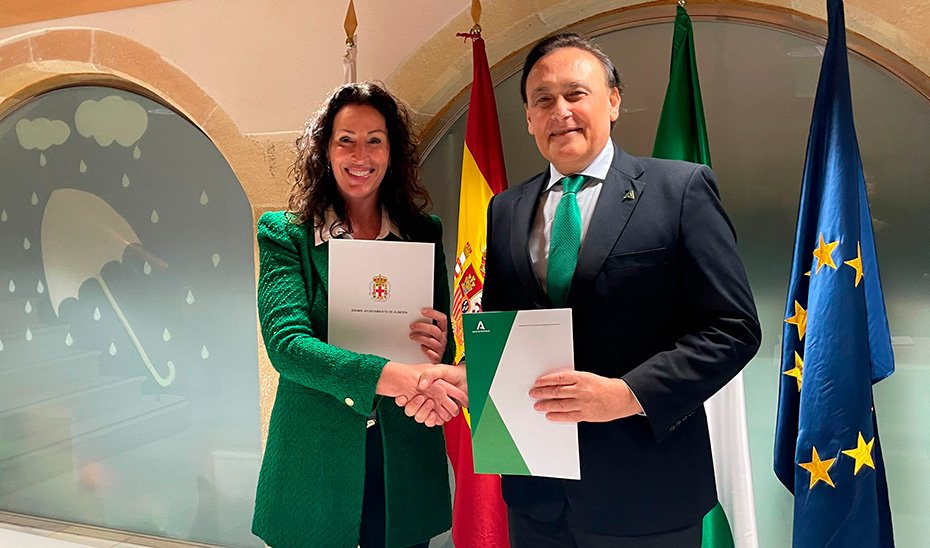 
			      La alcaldesa de Almería, María del Mar Vázquez, y el consejero de Universidad, José Carlos Gómez Villamandos, tras la firma del convenio.			    
			  