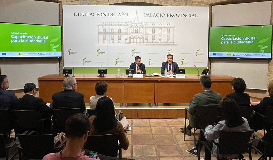 
			      El consejero de Justicia, Administración Local y Función Pública, José Antonio Nieto, y el presidente de la Diputación de Jaén, Francisco Reyes, ...
			  