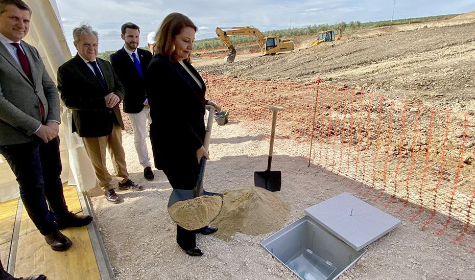 La consejera Carmen Crespo participa, secundada por el resto de autoridades, en el acto de colocación de la primera piedra de la EDAR de San Sebastián de los Ballesteros.