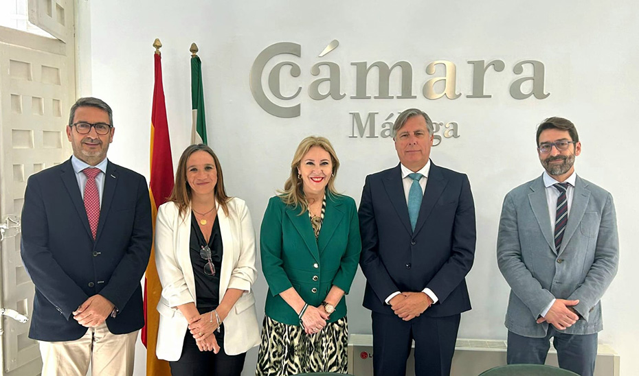 
			      La consejera de Economía, Carolina España, durante su visita a la sede de la Cámara de Málaga.			    
			  