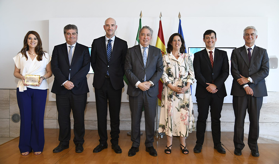 
			      Tomás Burgos, viceconsejero de la Presidencia, con los galardonados en los XIX Premios Tesis Doctoral de la Fundación Centra.			    
			  