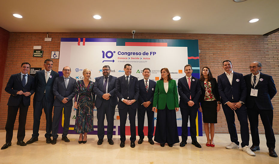 
			      El presidente de la Junta, Juanma Moreno, acompañado por autoridades y organizadores del 10º Congreso Nacional de Formación Profesional.			    
			  