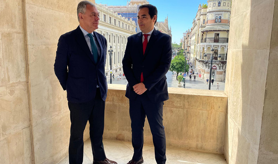 Nieto realiza una visita institucional al Ayuntamiento de Sevilla