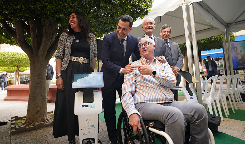 
			      Juanma Moreno, junto a la consejera de Inclusión Social, Loles López y el alcalde de Málaga, Francisco de la Torre, junto al beneficiario del pro...
			  