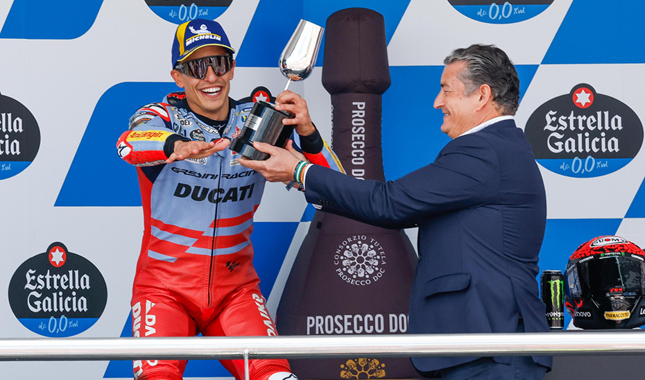 Antonio Sanz entrega un trofeo del Gran Premio de Jerez