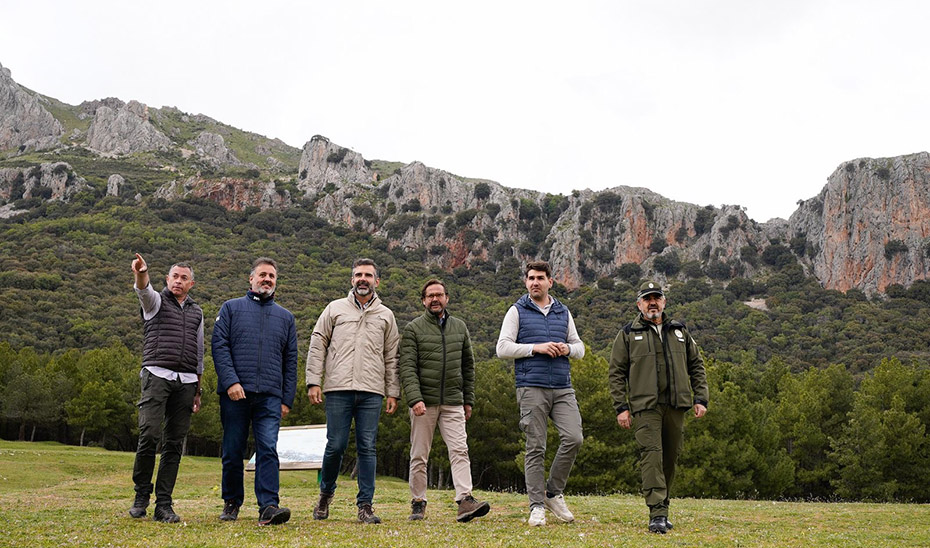 
			      Un momento de la visita del consejero de Sostenibilidad, Ramón Fernández-Pacheco, a la Sierra de Huétor.			    
			  