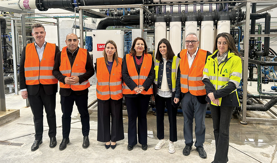 
			      Foto de familia durante la visita a la estación de aguas regeneradas de la planta de Cosentino en Almería			    
			  