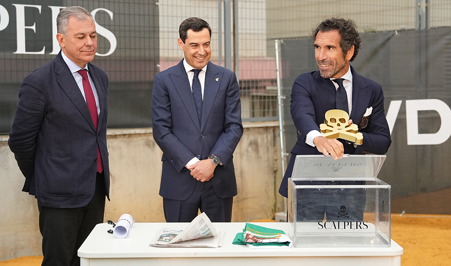 Juanma Moreno, junto al alcalde de Sevilla, José Luis Sanz, y el CEO de Scalpers, Borja Vázquez, en el inicio de las obras de la nueva sede de la empresa en Sevilla.