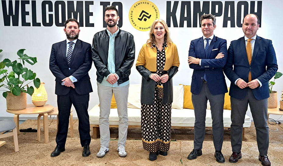La consejera Carolina España, durante su visita a la empresa sevillana del sector turístico Kampaoh.