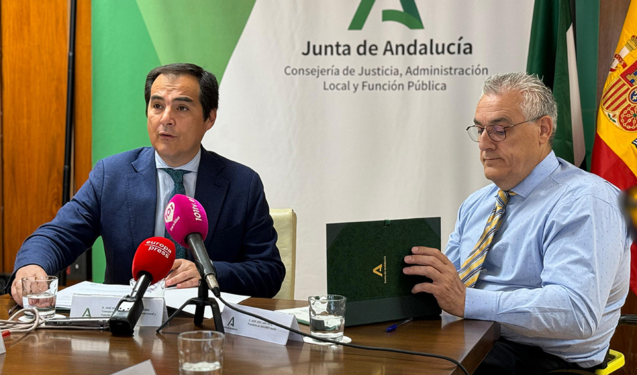 
			      El consejero de Justicia, José Antonio Nieto, y el presidente de Cocemfe-Sevilla, Juan José Lara.			    
			  