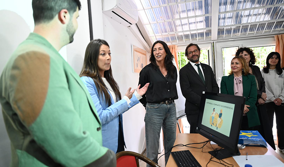 La consejera de Igualdad, en un momento de su recorrido por las instalaciones del CPA San Ildelfonso de Granada.