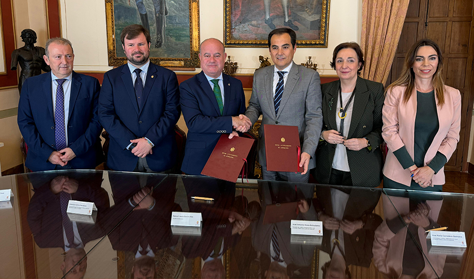 Imagen del artículo Junta y Ayuntamiento de Antequera firman un convenio para facilitar los trámites municipales online