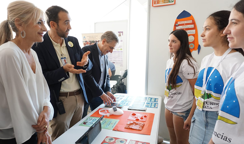 
			      La consejera Patricia del Pozo conversa con tres alumnos participantes en la Feria de la Ciencia de Andalucía.			    
			  