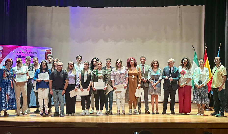 La consejera de Empleo, Rocío Blanco, junto a los participantes en un curso de albañilería.