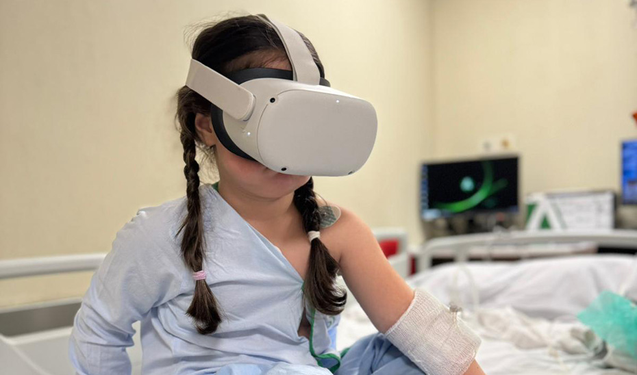 
			      Una niña utiliza gafas de realidad virtual tras una intervención quirúrgica.			    
			  