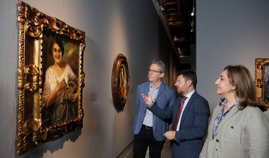 El Secretario general para la Cultura, José Vélez, en la inauguración de lSevilla en la mirada. Donación Luque Cabrera'.