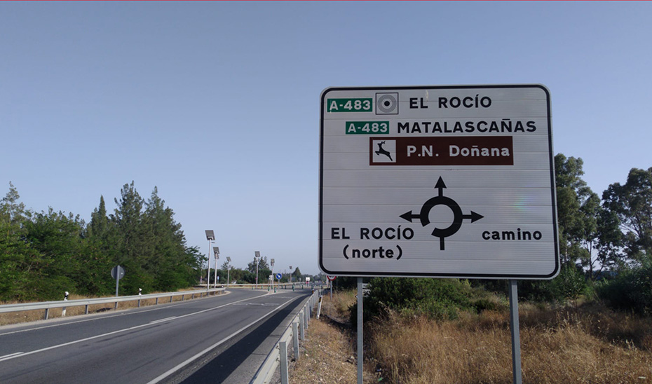 
			      Tramo de la carretera A-483 entre Almonte y El Rocío.			    
			  