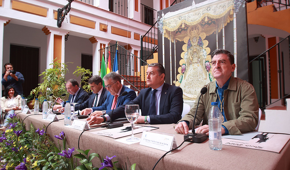 
			      Intervención de Antonio Sanz en la presentación del Plan Aldea en la Casa del Ayuntamiento de Almonte en El Rocío.			    
			  