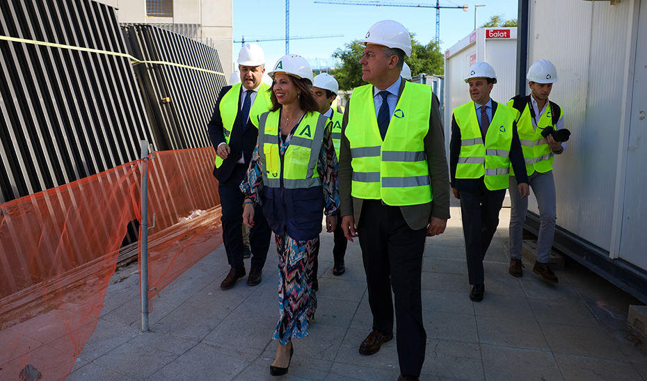 
			      La consejera de Fomento, junto al alcalde de Sevilla, durante la visita a la construcción de la promoción de viviendas en alquiler a precio asequ...
			  