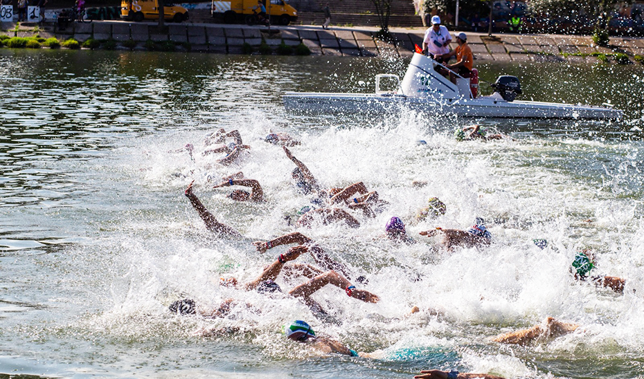 
			      Nadadores en una competición celebrada en el Guadalquivir			    
			  
