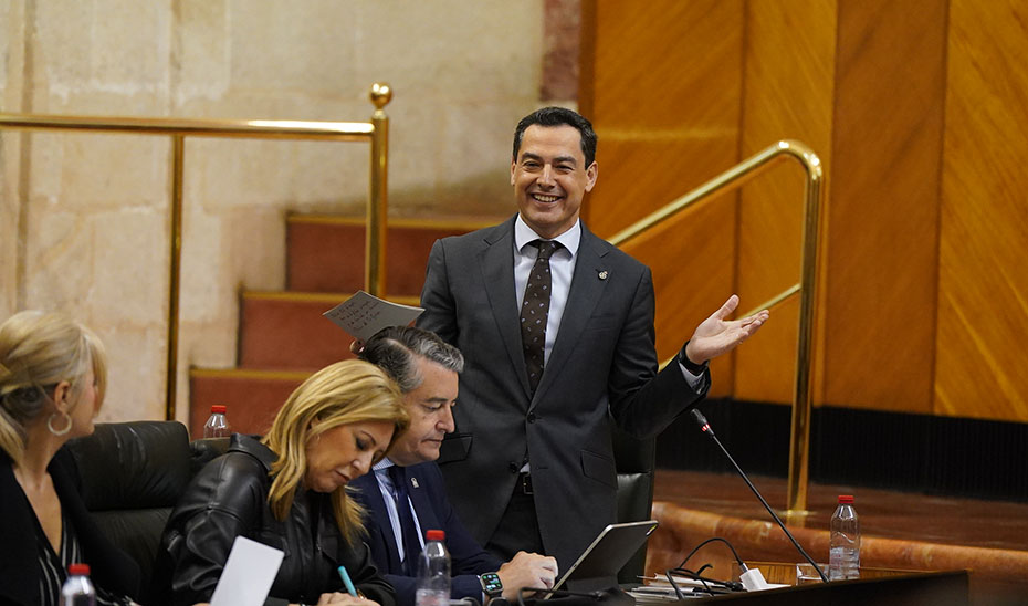 Juanma Moreno se dirige a los portavoces de la oposición durante el Pleno del Parlamento andaluz.