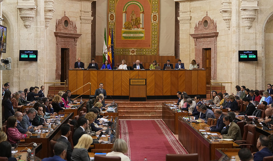 Vista general del Pleno del Parlamento andaluz durante la intervención de Juanma Moreno en la sesión de control al Gobierno.